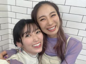 Tomoyo Kurosawa Instagram - ユーフォ3期もいよいよ大詰め。

今日は大切な話の放送でした。
たくさんの反響があり、とても嬉しく思います。

わたしは久美子役だから久美子視点でのインタビューを受けがちですが、真由ちゃんの立場になってこの状況を思うと、なんとも言えない気持ちになります。
悔しい、って声に出して言えることは幸せだったのかもしれない。
久美子の気持ち、食いしばった麗奈の気持ち、そして真由の気持ち。
いろんな人の立場に立つと見える景色が変わってくる。
なんとも多面的で奥行きのある構成にすっかり心を奪われました。

是非来週の最終回も、一緒に見守っていただければ幸いです。

ちかちゃん。
いっぱい一緒に心を尽くしてくれてありがとう！

#響け #響けユーフォニアム #ユーフォ3期 #ユーフォ
