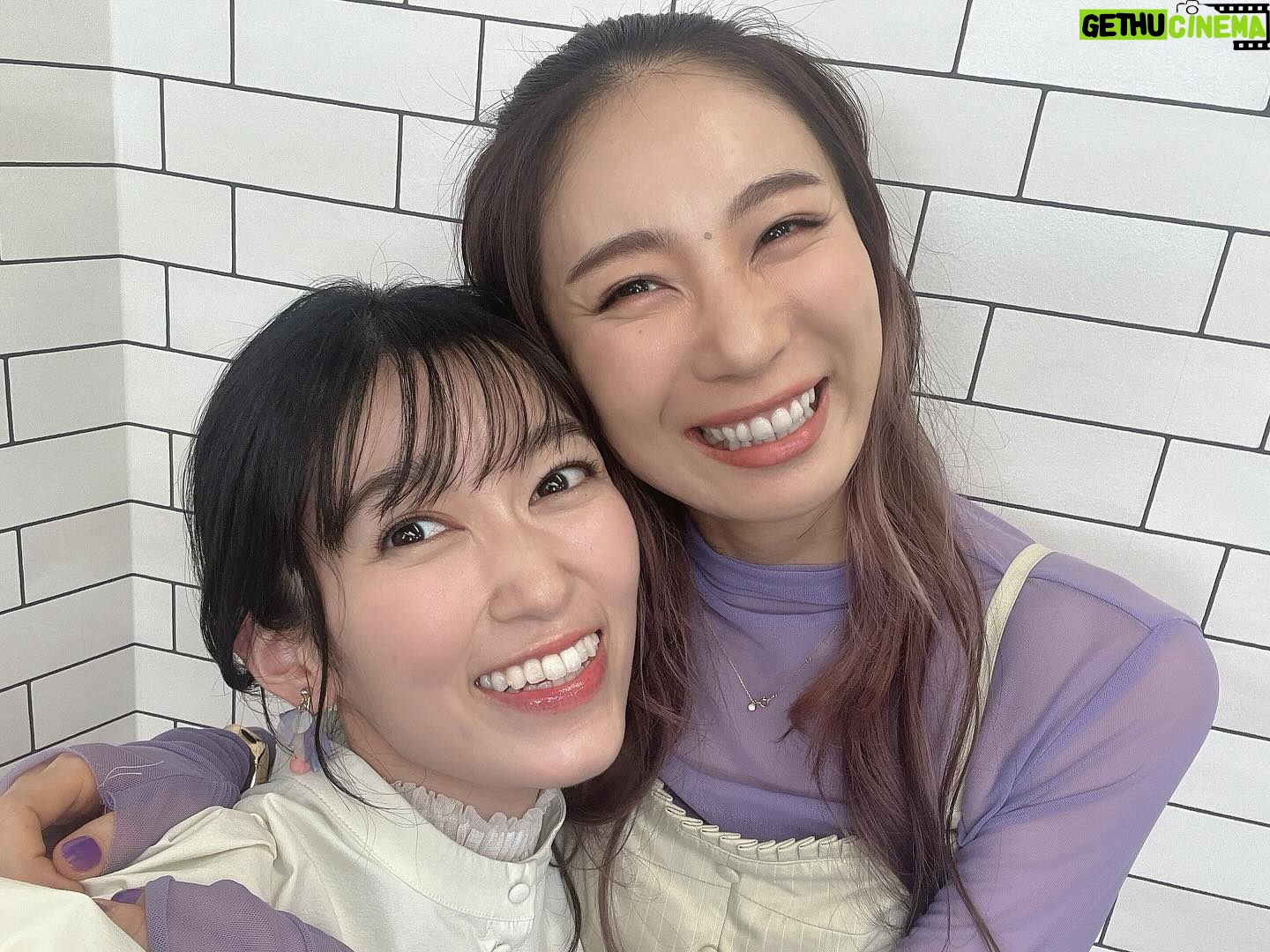 Tomoyo Kurosawa - 3.7K Likes - ユーフォ3期もいよいよ大詰め。
今日は大切な話の放送でした。
たくさんの反響があり、とても嬉しく思います。
わたしは久美子役だから久美子視点でのインタビューを受けがちですが、真由ちゃんの立場になってこの状況を思うと、なんとも言えない気持ちになります。
悔しい、って声に出して言えることは幸せだったのかもしれない。
久美子の気持ち、食いしばった麗奈の気持ち、そして真由の気持ち。
いろんな人の立場に立つと見える景色が変わってくる。
なんとも多面的で奥行きのある構成にすっかり心を奪われました。
是非来週の最終回も、一緒に見守っていただければ幸いです。
ちかちゃん。
いっぱい一緒に心を尽くしてくれてありがとう!
#響け #響けユーフォニアム #ユーフォ3期 #ユーフォ