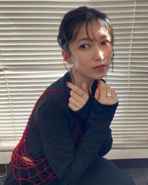 Tomoyo Kurosawa Instagram - メタリック・ルージュ💋
濃厚な時間をありがとうございました。
アニメの放送、ここからクライマックスです。是非ご覧ください。

・・・・・・

足元に光るレッドスターがこだわりの、ちょいギャルコーデです。お姉さん感もわすれずに◎

ワンピース　@hanne.official_jp 
ビーズベスト　@heki_official 
イヤリング　@saze_accessory 
リング　@rhodes_showroom 
ぐるっとリング  @aplo.official 
太リング　@miyunakamura.jewelry 
ピンキーリング　@cn_online114