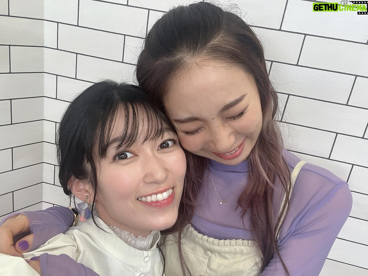 Tomoyo Kurosawa - 3.7K Likes - ユーフォ3期もいよいよ大詰め。
今日は大切な話の放送でした。
たくさんの反響があり、とても嬉しく思います。
わたしは久美子役だから久美子視点でのインタビューを受けがちですが、真由ちゃんの立場になってこの状況を思うと、なんとも言えない気持ちになります。
悔しい、って声に出して言えることは幸せだったのかもしれない。
久美子の気持ち、食いしばった麗奈の気持ち、そして真由の気持ち。
いろんな人の立場に立つと見える景色が変わってくる。
なんとも多面的で奥行きのある構成にすっかり心を奪われました。
是非来週の最終回も、一緒に見守っていただければ幸いです。
ちかちゃん。
いっぱい一緒に心を尽くしてくれてありがとう!
#響け #響けユーフォニアム #ユーフォ3期 #ユーフォ