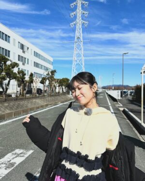 Tomoyo Kurosawa Instagram - ヤマハ！
豊田萌絵ちゃんと一緒に工場見学させていただきました！
金管楽器が生み出されていくところを間近で見ることができて、職人の皆さまの業に感動してばかりいた1日でした。
学校もすごかった…👀！！
YouTube、是非ご覧ください⛅️

ヤマハの皆さま、ありがとうございました！

#anime_eupho #ユーフォ3期 #yamaha #ヤマハ #工場見学 

・・・・・・

アクセサリー @rhodes_showroom
ハートゴールドイヤリング @happycakejewels
凸凹リング @porettofelun_jewelry