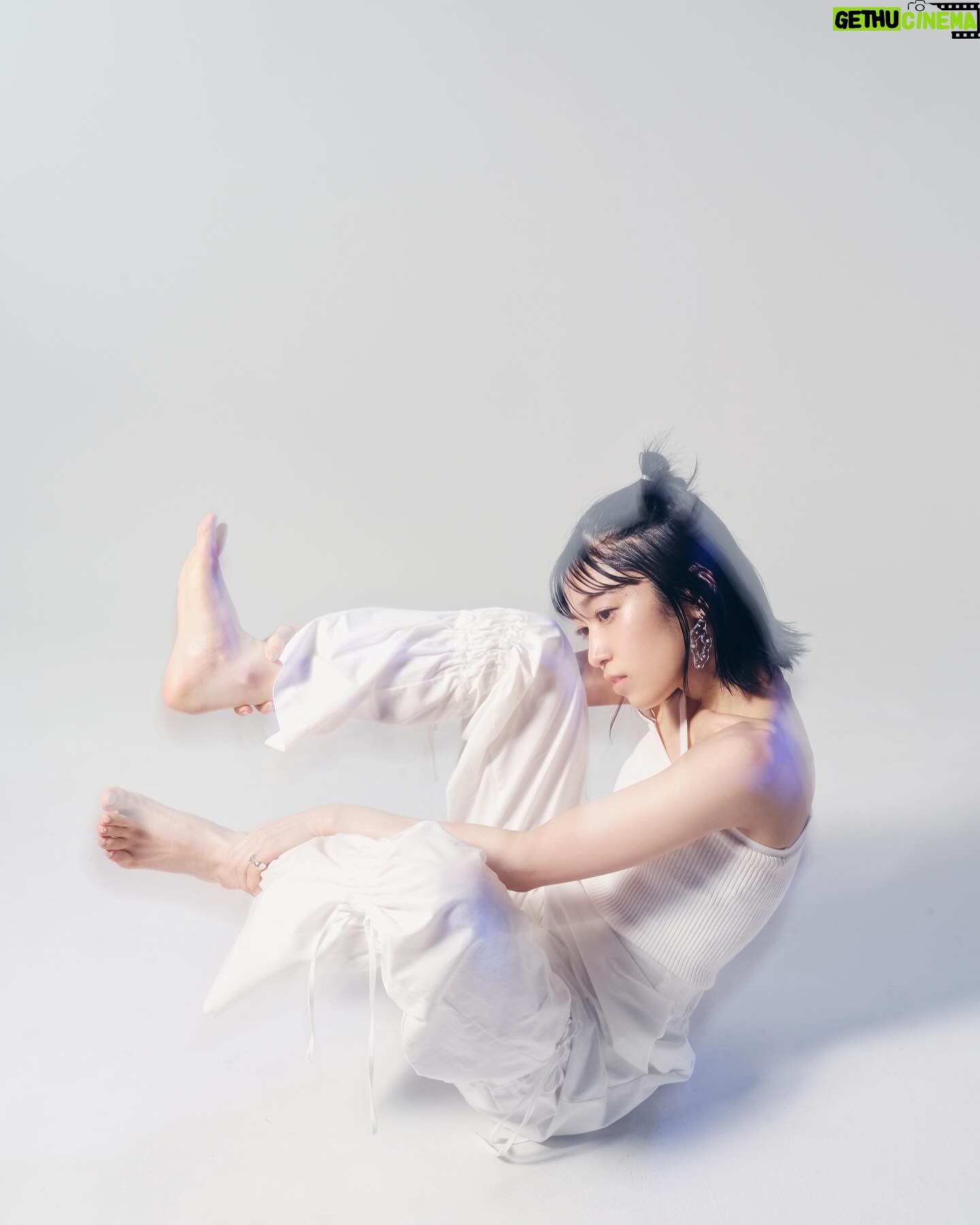 Tomoyo Kurosawa - 2.9K Likes - kioku の記憶🌱
少し日が経ってしまったけれど『kioku tadori te 2024』と『黒沢ともよ2024上海公演 _你喜欢什么颜色呢?』のメインヴィジュアルの衣装が可愛かったので紹介◎
この怒涛の2ヶ月を楽しく彩ってくれた作品です。
カメラマンはさすがのキラキラ小川さん🪼
同世代は現場で会えると心強いね。
いつもありがとう!
これからもよろしくお願いします🙌
・・・・・・・・・・・・・・・
しろ
◆ともよ
アシメキャミ @ekcookies_jp
パンツ @uenui.official
イヤリング @monamie79_official
ピンキーリング @caki.jewelry
その他リング @cherie_ac_official
◆優さん
トップス @fumiku_tokyo
ピアス @yuu_select
リング @sorbet_accessory
@accessoryshop.mary
あお
◆ともよ
ワンピース @uenui.officia
イヤリング @monamie79_official
うねうねリング @enn._official
ストーンリング @cherie_ac_official