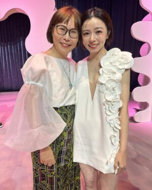 Tong Wang Instagram - 美好體驗😍謝謝邀請
身心靈都得到滿足的服裝秀
還見到了好多老朋友❤️❤️❤️
今年的主題是 #多肉
品牌創辦人上台的時候
瞬間讓我眼眶就熱熱的🥹好感動喔

多肉奇形怪狀的樣子很多
但生命力非常旺盛
也可以開出美麗的花朵
因此，
你的美麗不需要任何人來定義
享受每個階段的自己
花開時就盡情盛開～
花謝時也怡然自得～

滿足。

@jasmine_galleria_taipei 
Jasmine in Wonderland
2024 Couture Collection

Makeup&hair @juliatsengmakeup