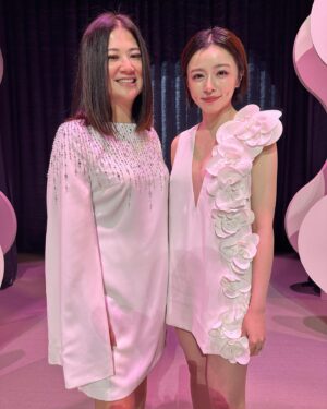 Tong Wang Instagram - 美好體驗😍謝謝邀請
身心靈都得到滿足的服裝秀
還見到了好多老朋友❤️❤️❤️
今年的主題是 #多肉
品牌創辦人上台的時候
瞬間讓我眼眶就熱熱的🥹好感動喔

多肉奇形怪狀的樣子很多
但生命力非常旺盛
也可以開出美麗的花朵
因此，
你的美麗不需要任何人來定義
享受每個階段的自己
花開時就盡情盛開～
花謝時也怡然自得～

滿足。

@jasmine_galleria_taipei 
Jasmine in Wonderland
2024 Couture Collection

Makeup&hair @juliatsengmakeup