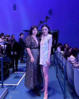 Tong Wang Instagram - 美好體驗😍謝謝邀請
身心靈都得到滿足的服裝秀
還見到了好多老朋友❤️❤️❤️
今年的主題是 #多肉
品牌創辦人上台的時候
瞬間讓我眼眶就熱熱的🥹好感動喔

多肉奇形怪狀的樣子很多
但生命力非常旺盛
也可以開出美麗的花朵
因此，
你的美麗不需要任何人來定義
享受每個階段的自己
花開時就盡情盛開～
花謝時也怡然自得～

滿足。

@jasmine_galleria_taipei 
Jasmine in Wonderland
2024 Couture Collection

Makeup&hair @juliatsengmakeup