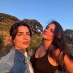 Tonia Sotiropoulou Instagram - Μεγάλου μήκους, νέος ρόλος, μονοπλάνα, ιστορίες καλοσύνης ,Αλμοδοβαρικοί φίλοι και πρώτη μέρα Ιουνίου ❤️‍🔥☀️📽️ #featurefilm #lifelately #actresslife #actress #june #june1st #lifelately #friends #sunsets