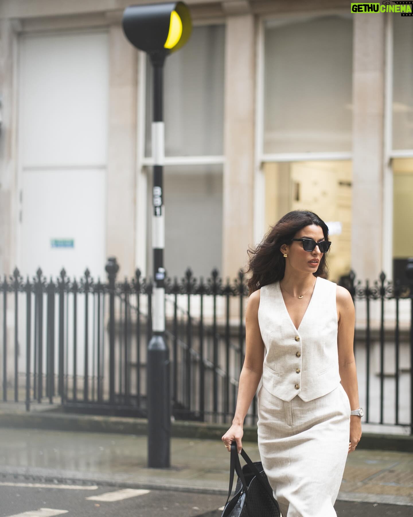 Tonia Sotiropoulou Instagram - Prepare yourself for the dynamic vibes of the M&S Spring Style Collection. Available in stores and online. ๐ผ Photographer @picturerex_rekhadamhar @marksandspencergreece @marksandspencer #SpringFeels #MandSLondon #London