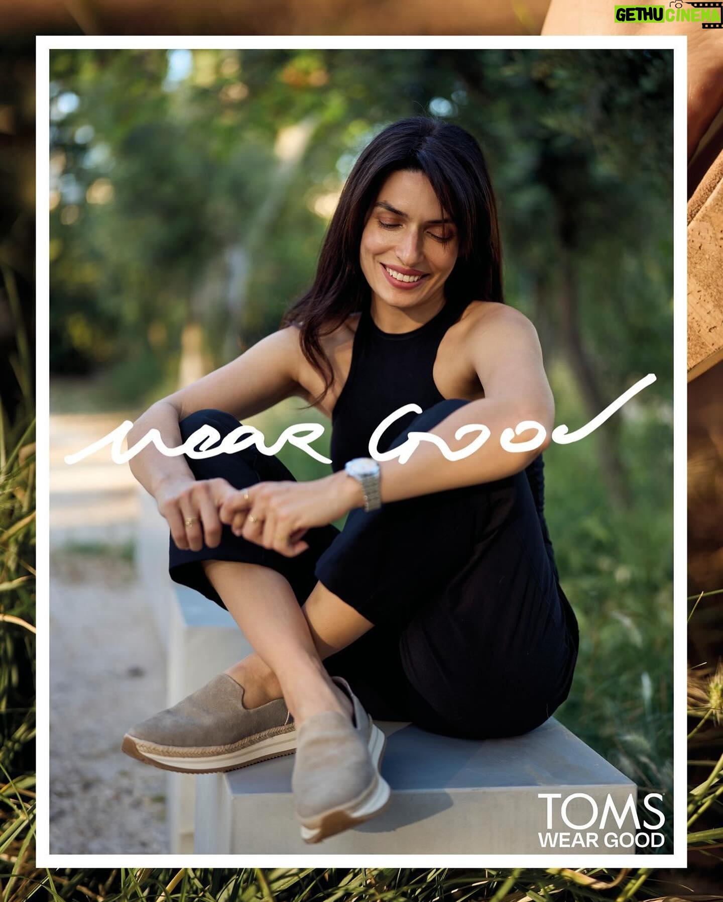 Tonia Sotiropoulou Instagram - Every morning walk I take with Stella, every moment I spend in nature, embracing sunshine, every step you take is an opportunity to be good to myself #weargood Κάθε πρωινή βόλτα με τη Στέλλα , κάθε στιγμή που έρχομαι κοντά στη φύση, κάθε ηλιόλουστη στιγμή , είναι μια ευκαιρία να κάνω το καλό για εμένα @tomsgreece Photographer @nmastoras @tomsgreece @toms #weargood #toms #tomsgreece