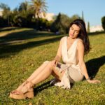 Tonia Sotiropoulou Instagram - Every morning walk I take with Stella, every moment I spend in nature, embracing sunshine, every step you take is an opportunity to be good to myself #weargood Κάθε πρωινή βόλτα με τη Στέλλα , κάθε στιγμή που έρχομαι κοντά στη φύση, κάθε ηλιόλουστη στιγμή , είναι μια ευκαιρία να κάνω το καλό για εμένα @tomsgreece Photographer @nmastoras @tomsgreece @toms #weargood #toms #tomsgreece