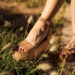 Tonia Sotiropoulou Instagram - Every morning walk I take with Stella, every moment I spend in nature, embracing sunshine, every step you take is an opportunity to be good to myself #weargood Κάθε πρωινή βόλτα με τη Στέλλα , κάθε στιγμή που έρχομαι κοντά στη φύση, κάθε ηλιόλουστη στιγμή , είναι μια ευκαιρία να κάνω το καλό για εμένα @tomsgreece Photographer @nmastoras @tomsgreece @toms #weargood #toms #tomsgreece
