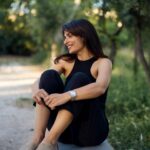 Tonia Sotiropoulou Instagram - Every morning walk I take with Stella, every moment I spend in nature, embracing sunshine, every step you take is an opportunity to be good to myself #weargood Κάθε πρωινή βόλτα με τη Στέλλα , κάθε στιγμή που έρχομαι κοντά στη φύση, κάθε ηλιόλουστη στιγμή , είναι μια ευκαιρία να κάνω το καλό για εμένα @tomsgreece Photographer @nmastoras @tomsgreece @toms #weargood #toms #tomsgreece
