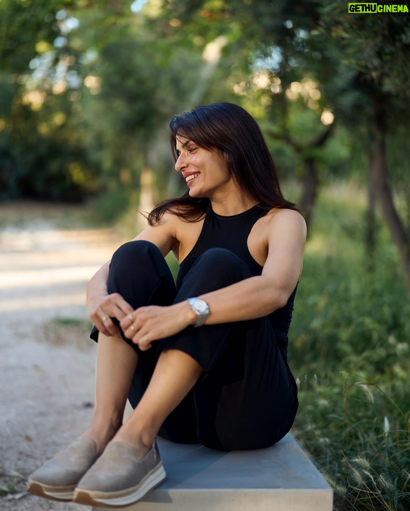 Tonia Sotiropoulou Instagram - Every morning walk I take with Stella, every moment I spend in nature, embracing sunshine, every step you take is an opportunity to be good to myself #weargood Κάθε πρωινή βόλτα με τη Στέλλα , κάθε στιγμή που έρχομαι κοντά στη φύση, κάθε ηλιόλουστη στιγμή , είναι μια ευκαιρία να κάνω το καλό για εμένα @tomsgreece Photographer @nmastoras @tomsgreece @toms #weargood #toms #tomsgreece