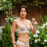 Tonia Sotiropoulou Instagram – Daisies for summer 🌸
@intimissimiofficial 

#intimissimi #intimissimigirls #adv