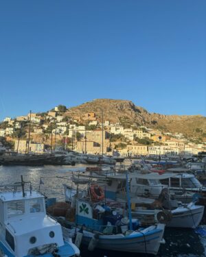 Tonia Sotiropoulou Instagram - Χρόνια πολλά με υγεία και φως 💙

#hydra #easter #greece #friends #family