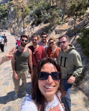 Tonia Sotiropoulou Instagram - Χρόνια πολλά με υγεία και φως 💙

#hydra #easter #greece #friends #family