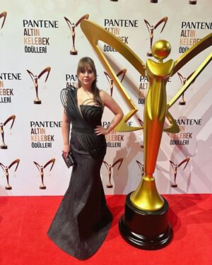 Toprak Sağlam Instagram - #pantenealtınkelebek dump 🦋
Bizi bu ödüle layık gören izleyicimize ve hazırlık aşamasından, gece finaline dek benimle olan herkese sonsuz teşekkürlerimle 🏆💐🎉🤍

Styling : @yusufcandirik 
Dress : @bbcoutureofficial 
Creative : @eeceylemm 
Hair & Make up : @sabitakkaya 
Management : @buketkahraman 
@eliforgun @buketkahramantm @berkaykahraman 
Pr : @begkilic @nureriskuran
