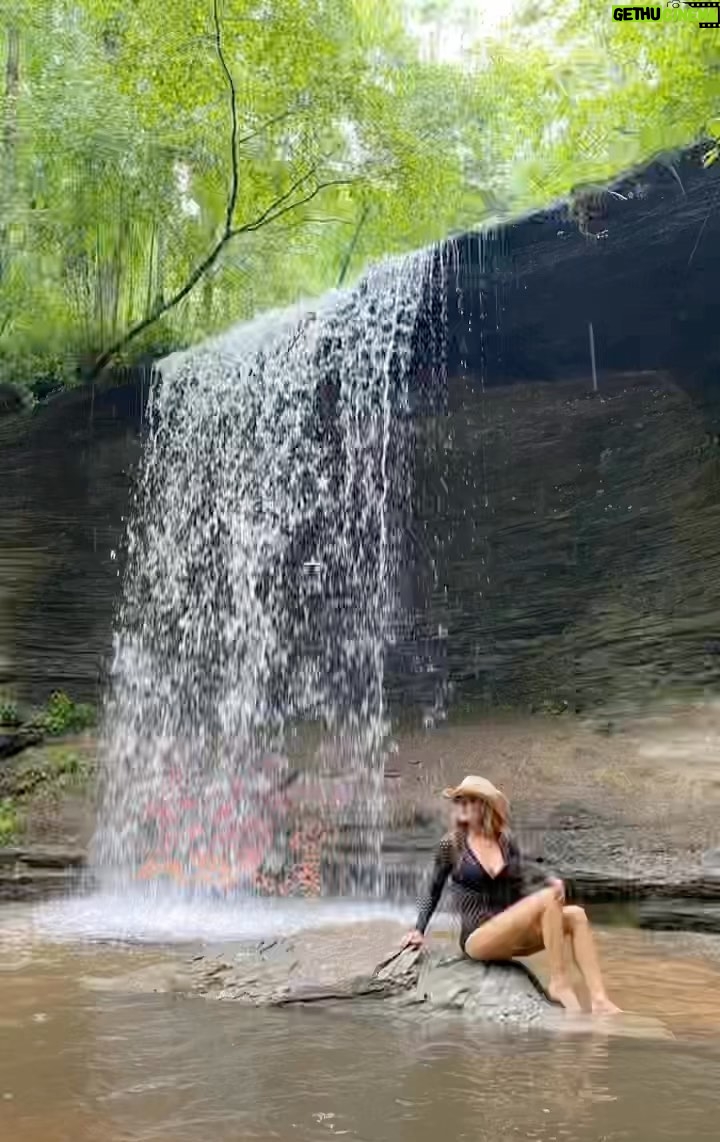 Tracey E. Bregman Instagram - I will probably eat my words when the humidity hits but Iām ready for the rain and chill to end! Wishing you all a happy Thursday filled with things that make you happy. šš