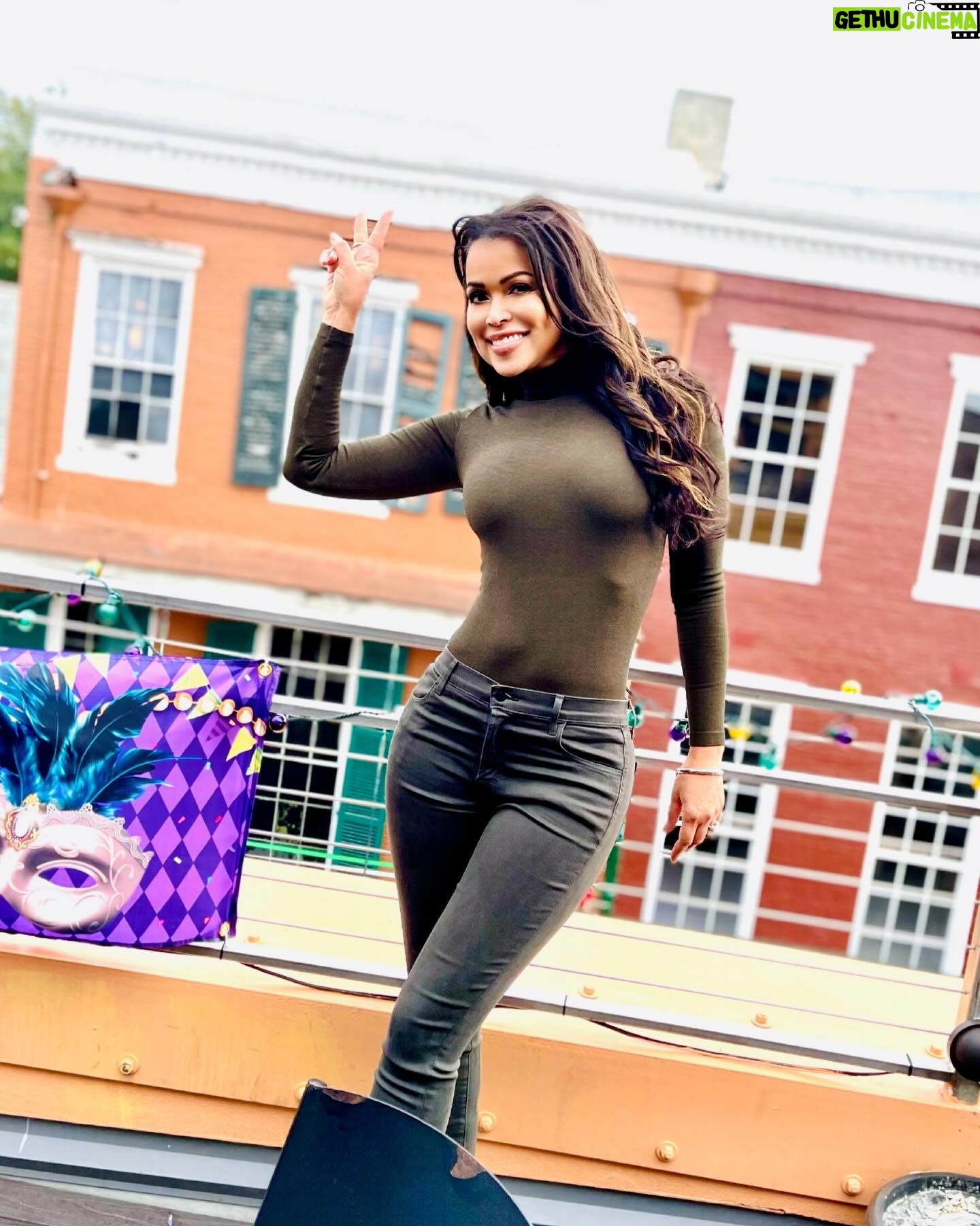 Tracey Edmonds Instagram - ALL IN A DAY'S WORK!! 😂😂 On Bourbon Street location scouting today and my new BFF #JenniferJones stopped me as I was crossing the street just to teach me some of her dance moves! 🤣🤣 Nuthin' like this #nolalife out here! It's A VIBE!! ✌🏽❤️