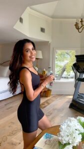 Tracey Edmonds Instagram - Let's go Fam!! The blessing of waking up to a new day already gives us a reason to smile in the morning! ✨ I always put on a good song to get my energy going! ❤️ What’s your favorite song to wake up to? • • • • • #goodmorning #peace #peacewithin #morningroutine #routine #peacefulmorning #makeitagreatday #liveyourbestlife #cleanliving #fableticsambassador #fabletics