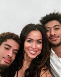 Tracey Edmonds Instagram - Yay!! My Christmas presents are here! I know y'all know the feeling! Family is EVERYTHING!!!! Sending holiday LOVE to you and yours! 🎄❤️❤️❤️❤️❤️ #alliwantedforchristmas