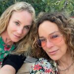 Tracy Pollan Instagram - Aloha from me and my bestie 🌺 #bestfriends #hawaii #laughter #hapiness #jennifergrey