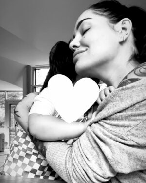 Triana Iglesias Instagram - My heart in human form. ❤️
Holding her close, and So So So tight.

The biggest treasure that should never be taken for granted.