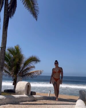Triana Iglesias Instagram - Abril Del Carrete: 
A vídeo screenshot   some random photos, in no particular order. 🌺

Agradecida , Relajada, Feliz, Serena, Expandida, Enamorada! 🌊🧡🥭🌴🌺🌅🪸