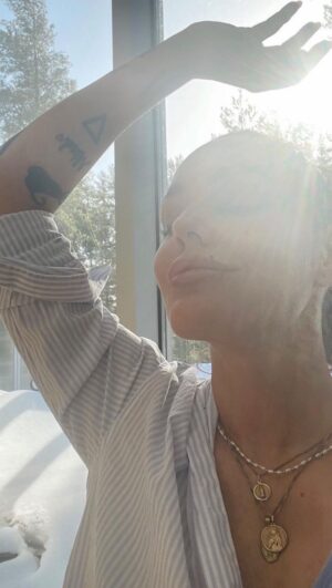 Triana Iglesias Instagram - Er du klar for å få en dypere forståelse av deg selv? 
Hvis du vil du lære å gå i dybden og jobbe med disse tingene, skjønne mer av hvordan du fungerer og hvorfor ting i livet oppstår slik de gjør og ikke minst lære å bearbeide det slik at det faktisk fører til vekst...
Da er du klar for mer Self-Love! 
Bli med på 7 uker hvor vi utforsker livets dybder, forvandler utfordringer til vekst, og velger selv-kjærlighet. 
På «Surrender to Love and Beyond» vil du lære verktøy som hjelper deg med å finne veien tilbake til hjertet ditt: Din superkraft! Med riktig trening, god støtte og rett mindset.
På den måten kan man på egen hånd komme tilbake til balanse - til stedet der separasjon ikke eksisterer. 

Hvis du føler kallet og er klar for en transformerende reise , eller vil vite mer -
Send meg en DM 🤍🪽✨
Eller se link i bio

#reklame for eget kurs / m @iwakening_quantum_healing