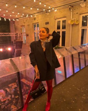 Triana Iglesias Instagram - Oslo City Office Hours. 
Thank you for dressing me mom @dendama ! 
In Havre Studio /Den Dama : recycled, repurposed and vintage - skirt   blazer ❤️
#reklame tag