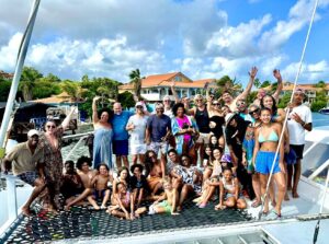 Trijntje Oosterhuis Instagram - Bootje varen laatste loodjes op Curaçao ❤️🫶🏽❤️ what a crew we had. @edsiliarombley @tjoosterhuis @bergetlewis @spekmaurice @jandinoasporaat @roueverveer @farahsewgobind @jasminesendar @taniakrossmezzo @ricoverhoeven @imaanioosterhuis @aisa.oosterhuis @randalcorsen #livingmybestlife #happy #curacao #bestcrew #grateful