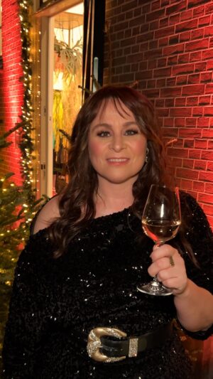 Trijntje Oosterhuis Instagram - 🎄Fijne kerstdagen lieve mensen! 🎅🏾❤️. 
Ik hoop dat jullie allemaal genieten van een heerlijke tijd met familie en vrienden. 🥰. 
Dat jullie allemaal terugkijken op een bewogen mooi jaar met alle ups en downs, want die zullen er altijd zijn. We maken van kerst een dag zoals alle ander dagen van het jaar, waarin we ook uitkijken naar elkaar. 
Vandaag vieren wij de verjaardag van mijn Broer @tjoosterhuis. Blessings voor iedereen!! 
Ik ben dankbaar en kijk er naar uit jullie komende week weer te zien in de @dominicuskerk 

#soulfulchristmas #feestdagen #domicuskerk #amsterdam #chistmasvibes #christmas #kerstconcerten