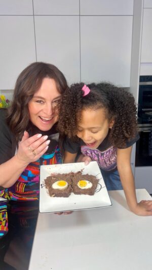 Trijntje Oosterhuis Instagram - 🐣💛HAPPY EASTER🌼🐥Maak er een mooi paasweekend van! Bij Pasen hoort traditie, en bij ons in huis is dat gehaktbrood met….een verrassing! 🐰🥚 Dit heerlijke recept komt met Pasen altijd één keer op tafel. Echt een ouderwets lekker receptje van mijn lieve MOEDER!❤️
 
Ingrediënten:

1 kg gehakt
Gehaktkruiden
Knoflookkruiden
Peterselie 
Peper en zout
2 el havermeel
3 rauwe eieren
5 gekookte eieren of een paar meer om tijdens het maken zelf op te eten😉
Ontbijtspek
Boter om in te vetten
Cakevorm ca 20cm

Bereiding:
-Kook 5 eieren in 8 minuutjes hard. Laat ze onder koud stromend water schrikken. Pel de eieren later
-Verwarm de oven voor tot 180 °C. Meng in een kom het gehakt met de eieren, kruiden en havermeel.
-Verdeel de helft van het gehakt in een cakevorm, druk rustig aan en houd ruimte over voor de eieren.
-Leg hier de gekookte eieren op en dek af met de rest van het gehakt
-Leg de plakjes ontbijtspek er bovenop
-Plaats het bakblik in de voorverwarmde oven en bak in zo’n 50 minuten af
-Laat het gehaktbrood met spek en ei minimaal 10 minuten rusten voordat je hem uit de vorm haalt en je aan tafel gaat.

#happyeaster🐣 #pasen #traditie #gehaktbrood #meteentwist #verstopteeieren #familierecept #samengenieten #feestelijk #paasbrunch #makkelijkensimpel #klassieker #ei #gehakt #kruiden #ontbijtspek #havermeel