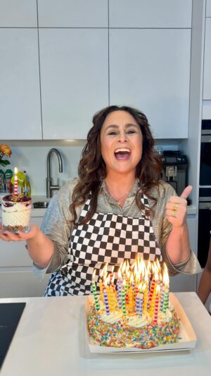Trijntje Oosterhuis Instagram - 🎉 It’s My Birthday!! 🎉 
Gisteravond werd ik al ondergedompeld in familie ❤️ met mijn “pre-birthday dinner” (check mijn stories) en vandaag gaan we gewoon nog even door 🎂🎉🥳🎊. Ik hou me vanaf nu vast aan een nieuwe traditie: aftellen in plaats van optellen 🤩🙋🏻‍♀️💃🏽🔥🙌🏽😉 Om deze speciale dag te vieren, heb ik iets super lekkers gemaakt: een voedzame kruidnoten monchou in een glaasje! 🍰 Dit is om je vingers bij af te likken, geloof me 👌🏽💕 en...! Het is een lazyfitgirl proof variant op de normale monchou! Als je een groot gezelschap hebt, kun je er ook een hele taart van maken. 😉 Dus sla dit bericht op en bewaar het recept voor later! 🌟 Kijk tot het einde, want toen werd ik nog even extra verrast.

Ingrediënten 
2 porties 

Topping:
150 gram diepvries kersen
vanille aroma
maïzena

Voor de bodem:
20 g kruidnoten, gestapt 
1 el volkoren meel
1 el (zonnebloem) olie
Optie: wil je het zoeter? doe er dan nog honingvervanger bij

Voor de “monchou”
1,5 knijpverpakking Isey Skyr vanille
50 g zuivelspread light
Optie: wil je het zoeter? voeg dan zoetstof, honingvervanger of stevia drops toe

Bereiding
*In een steelpannetje warm je de diepvries kersen met een scheutje water op tot ze ontdooid en warm zijn.
*Doe er een scheutje vanille aroma bij.
*Maak een papje met maizena en koud water en doe steeds een klein beetje bij de kersen tot je tevreden bent over de dikte.
*Laat het kersenmengsel een klein beetje afkoelen
*Meng de skyr met de zuivelspread en roer goed door
*Meng de ingrediënten voor de bodem en verdeel over de glaasjes
*Verdeel hier overheen het skyrmengsel
*Doe daarna de kersen over het skyrmengsel
*Voor het serveren verdeel je er nog wat gestampte kruidnootjes overheen en genieten maar!

#itsmybirthday #monchouineenglaasje #voedzamerevariant #party #recepttip #afvallenzonderdieet #gezondeleefstijl #nooitmeeropdieet #lazyfitgirlrecept #sladitberichtop #traditioneleaftelling #verjaardag #monchou #zuivelspread #volkorenmeel #skyr #kersen #vanille