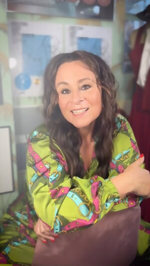 Trijntje Oosterhuis Instagram - 🎶 Ik heb een speciaal verzoek gekregen van @l.nooy 💕 Lon dankjewel voor het delen, jij stuurde mij een DM en vroeg om het nummer ‘Ken Je Mij’, speciaal voor je zusje. Dit lied heeft een diepe betekenis voor jullie en raakt rechtstreeks jullie  harten. Aw, zo’n mooie band tussen zussen! 💕 Dus, hier is ‘Ken Je Mij’ speciaal voor jou en je lieve zusje. Tag jouw own special sis als je ook zo’n bijzondere connectie hebt! 🌟💖 
Houd mijn socials in de gaten, ik ga vaker verzoeknummers doen. Dus blijft ze insturen, wie weet kies ik jouw hartverhaal❤️

#KenJeMij #love #hartverhalen #verzoeknummers