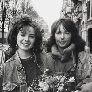 Trijntje Oosterhuis Instagram - Vandaag vieren we alle fantastische moeders! 💐 Een speciale shout-out naar diegenen die ons hebben geleerd wat onvoorwaardelijke liefde betekent en ons hebben geïnspireerd om te groeien en te bloeien. Fijne Moederdag aan alle lieve, krachtige moeders! Jullie zijn echt onze helden! 🌟💖