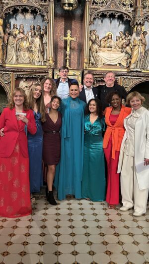 Trijntje Oosterhuis Instagram - Ik ben nog aan het nagenieten van twee mooie bijzondere dagen in de Dominicuskerk Amsterdam. Ik voelde mij gedragen door alle liefde van iedereen die aanwezig was. 🙏🏼❤️ En mijn lieve engeltjes hebben zo prachtig gezongen, ik ben zo trots op deze nieuwe generatie! De talentvolle dochter van Tom Löwenthal @rosalowenthal. Tom heeft vele melodieën op mijn vaders teksten geschreven. Jaren geleden zong ze al het liedje Ken Je mij en waar mijn vader ook zo dol was @yosina_roemajauw, en natuurlijk mijn wijffie @imaanioosterhuis die ook zo prachtig gezongen heeft! ❤️❤️❤️ Tante en mama moesten huilen lieverd! Wij zijn trots op jullie. Een nieuwe traditie is geboren. 💛🐣