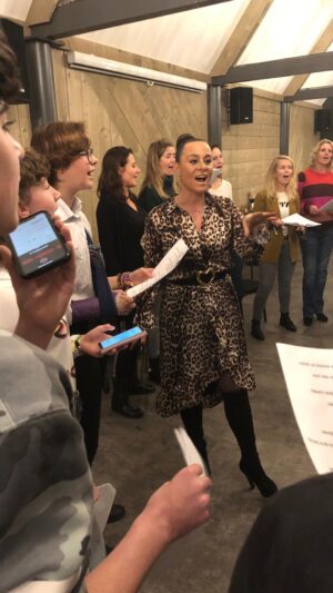 Trijntje Oosterhuis Instagram - 🎤✨ Door de vele aanvragen, is het eindelijk zover! Ik ga binnenkort zangworkshops geven. Nu voor het eerst bied ik ook workshops aan voor particulieren in een openbare sessie! Deze workshops richten zich niet alleen op zangtechniek, maar ook op zelfvertrouwen, teambuilding en persoonlijke groei. Perfect voor iedereen die wil werken aan zelfontwikkeling, ook al heb je geen ervaring met zingen💪🏽✨

Iedere deelnemer krijgt persoonlijke aandacht en op maat advies van mij. Dit zorgt voor de beste omstandigheden om jouw doelen te bereiken! 

Wil jij door zingen meer in je kracht komen te staan en hiermee aan de slag gaan? Schrijf je dan snel in, want vol is vol! Ik kijk er enorm naar uit om hier samen met jou aan te werken!

Onthoud goed: iedereen kan zingen!

30 juni is de eerste workshop:
📅 Op deze dag zijn er twee verschillende workshops:
🕙 Onervaren zangers: 10:00 - 13:00 uur
🕓 Gevorderde zangers: 14:00 - 17:00 uur

Mis het niet en je kunt je nu al aanmelden via mijn website of link in bio! www.trijntje.nl/workshops

#workshop #zangtechniek #zelfvertrouwen #teambuilding #persoonlijkegroei #selfdevelopment #workshopsvooriedereen #grow #zelfontwikkeling #zingenmetzelfvertrouwen #ontdekjestem
#injekracht #meldjeaan #motivatie #inspiratie