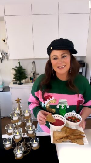 Trijntje Oosterhuis Instagram - 🎉 Feestdagen zijn in zicht en ik heb dé perfecte party snack voor jullie: GEZONDE NACHO’S met hemelse dips! 🌮😍 Wie kent deze dip al? Makkelijk te maken en mijn kids vinden het heerlijk!
Echt een aanrader en dit recept komt rechtstreeks uit het boek: “De Eetswitch”📚. Sla dit bericht op, om het nog eens terug te lezen 💥
#nooitmeeropdieet #gezondeleefstijl #eetswitches #gezondeten #gezondekeuzes #lazyfitgirlrecept #volkorenwrap #italiaansekruiden #olijfolie #knoflook #tomaat #ui #peterselie #bieten #granaatappel #pistache #party #nacho #dips #delious #christmasiscoming #imready 

Ingrediënten:
4 volkoren- of groentewraps
2-3 el Italiaanse kruiden
2 el olijfolie
3 teentjes knoflook
3 tomaten, in kleine stukjes
1 rode ui, gepeld, fijngesnipperd
3 takjes peterselie, fijngehakt
2 grote bieten
1 el granaatappelpitjes
1 el ongebrande pistachenoten, gepeld
Zout en peper

Bereiding:
Nacho’s
Verwarm de oven voor tot 200 °C en bekleed een bakplaat met bakpapier. 
Snijd de wraps in driehoekjes; dit gaat het makkelijkst als je elke wrap in vieren snijdt en vervolgens weer door de helft. Doe de driehoekjes in een grote kom.

Roer de Italiaanse kruiden door de olijfolie en pers de knoflook erboven. Roer goed door elkaar en schenk de knoflookolie over de wrapdriehoekjes. Hussel met je handen, zodat elk stukje wrap met een laagje olie bedekt is. Leg de wrapdriehoekjes in een enkele laag op de bakplaat en bak ze 8-10 minuten in de oven. 

Tomatensalsa
Doe de tomaten en ui in een kom en pers de knoflook erboven. Voeg de peterselie toe en meng goed. Breng op smaak met zout en peper. 

Bietenspread
Snijd de bieten in vieren en doe ze in een keukenmachine. Pers de knoflook boven de bieten en voeg de granaatappelpitjes en pistachenoten toe. Pureer alle ingrediënten tot een spread en breng op smaak met zout en peper.