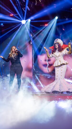 Trijntje Oosterhuis Instagram - Make Up Your Mind 🤩 Wat een prachtig programma! En wat een eer om deel te mogen uitmaken van de finale-aflevering gisteren.🎶✨. 🌟 Vandaag is het 
5 mei, een dag om te vieren en te genieten van de vrijheid die wij hier in Nederland hebben. Vrijheid om te zijn wie we willen zijn, om te stralen, onze eigen unieke glans en kleur. ✨ In het programma ‘Make Up Your Mind’ draait alles om die vrijheid van expressie, waarin we onszelf en elkaar onvoorwaardelijk kunnen en mogen omarmen ❤️🌈.
Dit programma geeft een prachtig voorbeeld om volledig vol zelfvertrouwen jezelf te kunnen zijn. 
De wereld een beetje mooier te maken 🙏🏽 .
Terwijl de wereld op zoveel plekken in brand staat en er vreselijke oorlogen gevoerd worden 😥 Zou het ooit ophouden? Zou er ooit wereldvrede kunnen bestaan? 

#vrijheid #makeupyourmind #5mei #lipsyncronde #starsissy #pollyplush #jezelfzijn #bigfinally #tvshow  @nikkietutorials @fredvanleer @ilsedelangemusic @soykroon @carloboszhard @herriemakersproductions @rtl.nl @gijsrademaker @thomascammaert