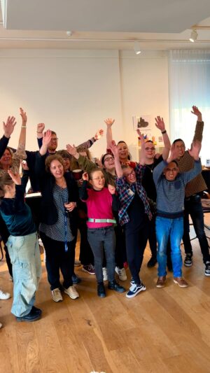 Trijntje Oosterhuis Instagram - 🎶 Wat een geweldige dag was het bij @papagenohuislaren in Laren waar ik een workshop heb gegeven! 🎉💫 Ik heb een super gezellige, inspirerende dag gehad.
Het Papageno Huis is een ontwikkelhuis voor jongeren en jongvolwassenen met autisme. 🏡💙 Hier krijgen ze de kans om verschillende instrumenten te bespelen, zoals gitaar, piano, percussie en fluit. 🎸🎹🥁🎶 Het is geweldig om te zien hoe muziek hen verbindt en hen helpt hun talenten te ontdekken en ontwikkelen. ✨

Tijdens mijn workshop heb ik samen met deze getalenteerde jongeren mogen werken aan het ontdekken van hun muzikale passie. 💫🎵 Ik werd ontroerd door hun mooie muzikale uitvoeringen🤩 ❤️ Het is geweldig om te zien hoe muziek niet alleen plezier en vreugde brengt, maar ook kracht en zelfvertrouwen. 🎶🌟

#Papagenohuis #autisme #muziekverbindt #Inspiratie #workshop #talenten #muzikalepassie #krachtvanmuziek #spreadthelove #laatjehoren