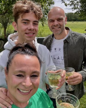 Trijntje Oosterhuis Instagram - @marijn.eeden YOU DID IT!! ✅🥂🔥🙌🏽🎉🥳👏🏽🍾! GESLAAGD! 6 VWO! In EEN klap! Zo ongelofelijk knap lieverd! Geen woorden voor Hoe Trots we op jou zijn!! Je vader en ik doen het je niet na 😉. (Ik kan alleen maar zingen ouwe). Vandaag grote ontlading en feest met al je lieve familie en vrienden. 
Morgen de rest van je nieuwe leven! Freedom met uitroeptekens ❗️. De wereld aan je voeten ❤️. Ik hou VET veel van je! Lieve Marijn “jongetje 😉” GEFELICITEERD ❤️❤️❤️#geslaagd #6vwo #trots #liefde