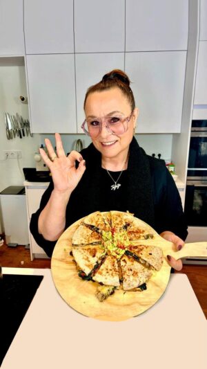Trijntje Oosterhuis Instagram - 🌮🥑 Eén van mijn lekkerste recepten! Must try! 😍 Sla dit recept alvast op voor later 💪🏽 Het was een beetje een balancing act in de keuken om de wrap perfect om te keren, maar zodra ik de juiste moves had, ging het vliegensvlug. 💃 En wat is een quesadilla zonder een heerlijke zelfgemaakte guacamole on the side? 🥑 Tag iemand die ook van Mexicaans eten houdt en laat me weten hoe jouw creatie smaakt in de comments hieronder! 🌮✨ Check mijn stories voor de ‘behind-the-scène‘ beelden😂🤣 #quesadilla #nooitmeeropdieet #gezondeleefstijl #eetswitches #gezondeten #gezondekeuzes #volkorenwrap #champignon #spizanie #tomaat #guacamole #eieren #mozzarella #mexicaans

Ingrediënten:
2 volkoren wraps XL
2 eieren
Geraspte mozzarella (30  strooikaas kan ook)
Knoflooksletten (Green Gypsy Spices)
Champignons
Handje spinazie
1 grote tomaat
Bakspray

Guacamole:
1 avocado
1 kleine tomaat
Limoensap
Verse koriander

Bereiding:
Maak de champignons schoon en snijd in dunne plakjes net als de tomaat.
Klop de eieren los en voeg hier wat knoflooksletten naar smaak aan toe.
Spray wat bakspray in een koekenpan die minstens zo groot is als de wrap.
Bak de champignons en spinazie tot ze wat geslonken en plat zijn en giet hier het eiermengsel overheen. Verdeel de plakjes tomaat over het eiermengsel, strooi hier wat geraspte mozzarella overheen en leg er direct 1 wrap op. Zodra de kaas gesmolten is en de wrap vastzit draai je het geheel om zodat de wrap in de pan ligt. Verdeel over de nieuwe bovenkant op nieuw wat geraspte mozzarella en leg hier ook weer een wrap op. Als de onderste wrap bruin is draai je het geheel nog een keer om en bak je de andere kant ook bruin. Terwijl je het een klein beetje laat afkoelen maak je de guacamole. Prak de avocado, snij de tomaat in kleine stukjes en hak de verse koriander fijn. Voeg alles bij elkaar en knijp er een klein beetje limoensap doorheen. Snijd de quesadillas in partjes en leg er de guacamole en eventueel nog een ander sausje naar keuze bij.