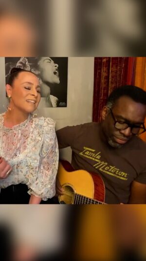 Trijntje Oosterhuis Instagram - 🎵💫 Terwijl de wereld 4 jaar geleden op slot zat, besloten @alvinmlewis en ik om verzoeknummers op te dragen. Het was een concept dat mensen hoop en vreugde bracht tijdens moeilijke tijden. Alvin en ik gaan dit concept binnenkort weer doen! 🌟
Heeft iemand in jouw leven wat extra steun nodig of verdient iemand een verrassing? Laat het me weten! Stuur een mail naar info@trijntje.nl en vertel me jullie verhaal, welk lied en voor wie.  Ik lees alle berichten en kies het mooiste verhaal uit. Wie weet draag ik een speciaal lied op aan jouw dierbare, als een hartverwarmend gebaar! ❤️🎶
#hartverhalen #verzoeknummers #love #samensterk #verrassing #steun #muziek