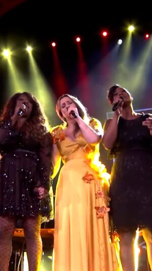 Trijntje Oosterhuis Instagram - Liefde vangen in een liedje, de woorden van mijn vader, de melodie van mijn broer @tjoosterhuis, zingen met mijn zusjes @edsiliarombley en @bergetlewis, de pianoklanken van @hansvroomanspiano, omringd zijn door ons warme publiek. In verbinding vieren we samen alle mooie dingen van dit leven, waar het ooit begon. Als een warme deken om me heen, voel ik mij dankbaar en gezegend dat ik me met Pasen tijdens deze concerten weer mag en kan onderdompelen in de nalatenschap van mijn vader @huuboosterhuisfonds.
Wees welkom 31 maart en of 1 april in de @dominicusamsterdam. Aanvang 15:00 uur (kerkdeuren openen om 14:00 uur). Kaartjes zijn verkrijgbaar via de link in mijn bio of op mijn website www.trijntje.nl

#paasconcert #kenjemij #dominicuskerk #amsterdam #nalatenschap #huuboosterhuis #31maart #1april #tickets  #websitelinkinbio #verzoeknummers #intiem