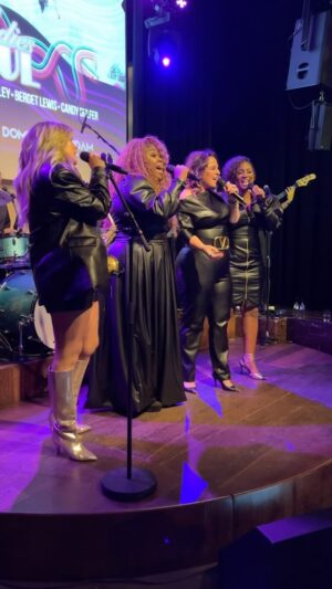 Trijntje Oosterhuis Instagram - Wat kijken we met een heerlijk gevoel terug op de perspresentatie bij @clubdauphine gisteren, gepresenteerd door @jandinoasporaat 🎉💃🏼🪩 We’re happy to be back!! 🫶🏼

Get your tickets Friday 10:00 AM, see you there! 🔥