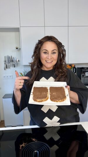 Trijntje Oosterhuis Instagram - 🍫🥄 Vergeet die chocopasta uit de supermarkt! Ik heb iets beters ontdekt voor alle chocopasta liefhebbers! 🙌 Deze heerlijke, voedzame chocopasta is gemaakt met slechts 3 eenvoudige ingrediënten en is zo makkelijk te maken. 🍯 In plaats van gewone honing, gebruik ik een fantastische honingvervanger. Wil je deze ook, check mijn story om te bestellen. Sla dit bericht op, om het recept terug te lezen. 

Ingrediënten: 
10 el magere kwark 
5 el cacaopoeder 
5 el honingvervanger 

Bereiding: 
Meng de kwark en cacaopoeder door elkaar zodat je geen klontjes meer hebt. Voeg hier de honingvervanger aan toe en meng tot het een mooie egale pasta is. Proef even of het zoet genoeg is. Smeer een lekkere dikke laag op een volkoren boterham. 

#voedzame #chocopasta #lazyfitgitlrecept #jessicalazyfitgirl #nooitmeeropdieet #gezondeleefstijl #afvallenzonderdieet #magerekwark #cacaopoeder #honingvervanger #simpel #lekker #love