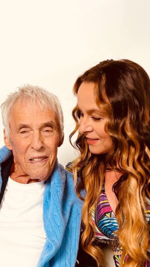 Trijntje Oosterhuis Instagram - “Sommige Herinneringen vervagen niet, ze worden sterke lichtflitsen en ze blijven voor altijd in mijn hart”. Vandaag herdenk ik mijn muziekvader, inspiratiebron, goede vriend en mentor @burtbacharach 🕊️. Vandaag precies één jaar geleden is hij overgegaan naar de Helden Hemel. Vandaag en alle dagen die ons nog te wachten staan kleurt hij de wereld nog altijd met zijn grootste muzikale nalatenschap ❤️. Aan het einde van zijn leven vroeg ik hem, welk van al die honderden liedjes die hij geschreven heeft, is voor hem het meest belangrijk? “What The World Needs Now”, 
was zijn antwoord ❤️. De wereld is “In Need Of Love” meer dan ooit te voren. En dat blijven wij uitdragen! 
Door zijn liedjes te blijven zingen.
For ever grateful ❤️
Rest in peace Burt Bacharach 

#burtbacharach #restinpeace
#whattheworldneedsnow #musicfather
#grateful #inspiration #mentor #foreverlove #love #music #musicallegacy