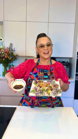 Trijntje Oosterhuis Instagram - Dit is zo leuk om samen te maken, m’n wijffie en haar vriendinnetje kwamen helpen. Alle ingrediënten op een rijstvel leggen, rollen en dippen maar🥑🍤🥕🫑 Deze heerlijke voedzame kleurrijke summer springrolls lagen er niet lang, want ze gingen snel op. Sla dit bericht op, om nog eens terug te lezen. Maak deze springrolls zelf en tag me erin, ik wil ze graag zien! 📸 

Ingrediënten
voor 2 personen
8 volkorenrijstvellen
200 g gamba’s of grote garnalen
3 el teriyaki zero saus
½ komkommer
1 rode paprika
100g rode kool fijn gesneden
2 handjes veldsla
2 wortels
1 avocado
Geroosterde sesamzaadjes

Bereiding
Snijd de komkommer, paprika, avocado en wortels in verticale reepjes.
Marineer de gamba’s of grote garnalen met de teriyaki zero.
Bak ze in een hete bakpan z’n 5 minuten aan beide kanten goudbruin.
Wel een rijstvel in warm water, leg deze op een bord en verdeel de vulling over het midden van het rijstvel.
Versier de vulling met geroosterde sesamzaadjes.
Vouw de springrolls door eerst de onderkant naar het midden toe te vouwen, dan de bovenkant, de linkerkant en rol hem vervolgens door naar de andere kant
Serveer ze met wat extra teriyaki zero én geniet!

#summerspringrolls #gezondeten #summervibes #healthysnacks #nooitmeeropdieet #lazyfitgirlrecept #gezondekeuzes #rijstvellen #gamba #komkommer #paprika #rodekool #veldsla #wortels #avocado #sesamzaadjes #teriyakisauszero