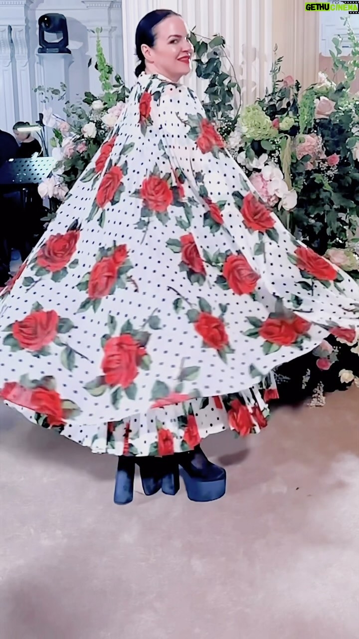 Triona McCarthy - 369 Likes - Every now & then I fall apartā¦as the brilliant Bonnie belts out here & last weekend when I was supposed to be at London Fashion Week, I was dead in the bed instead š¤
So hereās a lil look at one of my favourite floral frocks from @richardquinn from last season & just like the song says my #brighteyes have returned & Iām ready to resume normal nonsense!
#sometimesgoodthingsfallapartsobetterthingscanfalltogether šš»