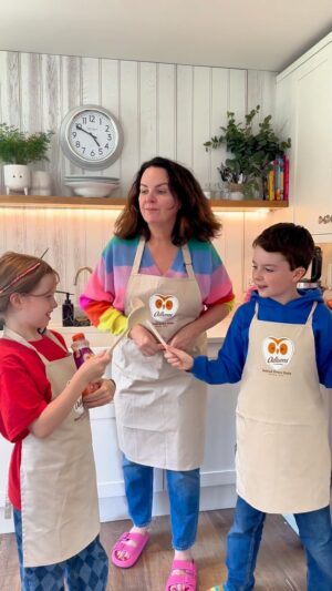 Triona McCarthy Instagram - 🎉 Hey everyone, exciting news! 🎉
Introducing the brand new Odlums Cake Shakers! 🍰✨ 

Say goodbye to messy baking & hello to hassle-free fun in the kitchen & make your baking adventures a breeze. 🌟 
Whip up delicious treats without any fuss! No more measuring ingredients – it’s all taken care of for you! 😍
There are two yummy flavours: Chocolate Brownie & Classic Muffin. 🍫🧁 
Add some fruit for fun like we did! 🫐 
Grab your apron, gather your loved ones & let the baking fun begin! 🎉👩‍🍳With @odlums_ireland Cake Shakers, you can create these treats in no time, AND the best part…NO mess to clean up afterward! 🙅‍♀️🧹

AD

#OdlumsCakeShakers #NoMessNoFussJustFun
